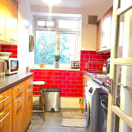 Room With King Size Bed And Shared Kitchen レインズ・パーク エクステリア 写真