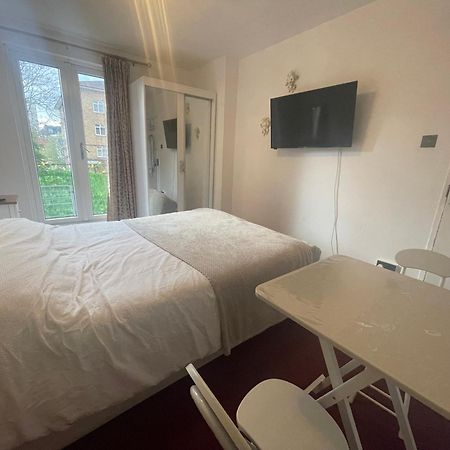 Room With King Size Bed And Shared Kitchen レインズ・パーク エクステリア 写真
