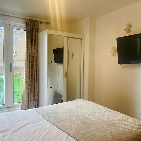 Room With King Size Bed And Shared Kitchen レインズ・パーク エクステリア 写真