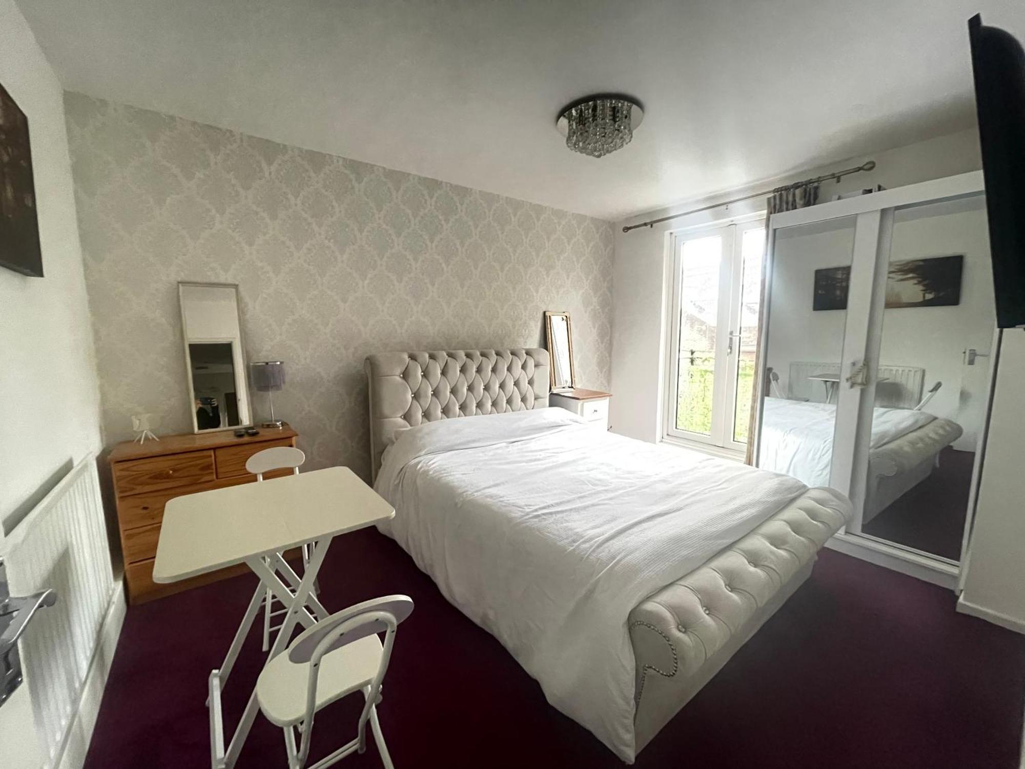 Room With King Size Bed And Shared Kitchen レインズ・パーク エクステリア 写真