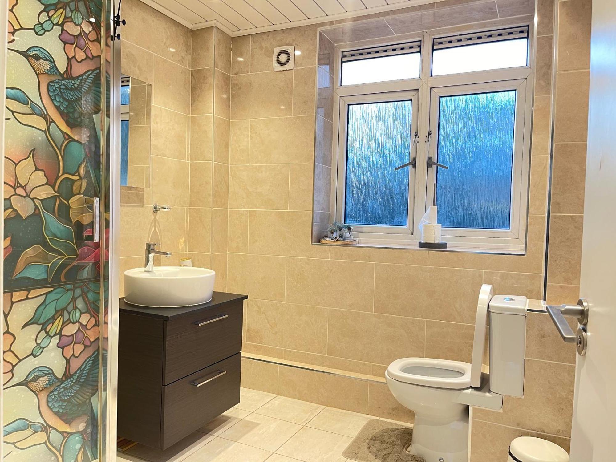 Room With King Size Bed And Shared Kitchen レインズ・パーク エクステリア 写真