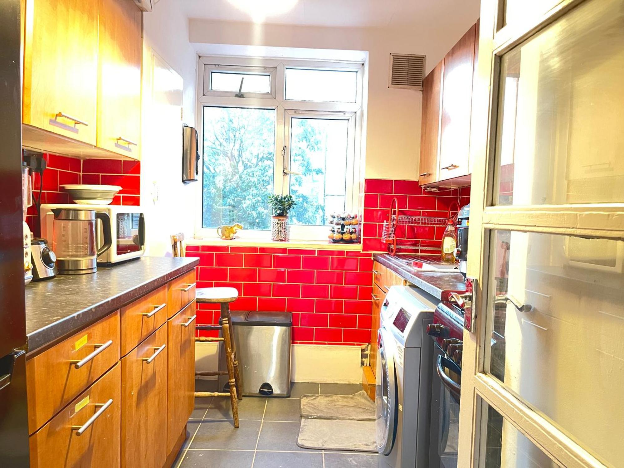 Room With King Size Bed And Shared Kitchen レインズ・パーク エクステリア 写真