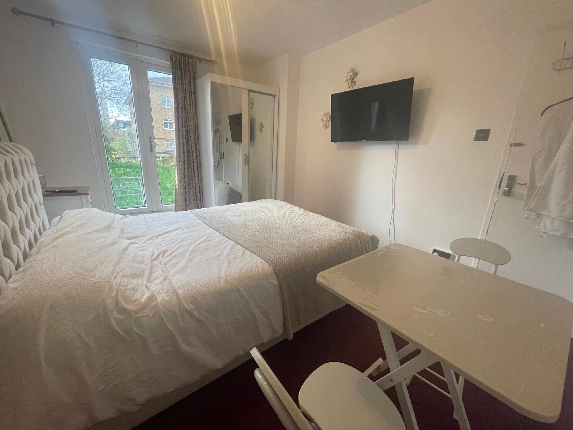 Room With King Size Bed And Shared Kitchen レインズ・パーク エクステリア 写真