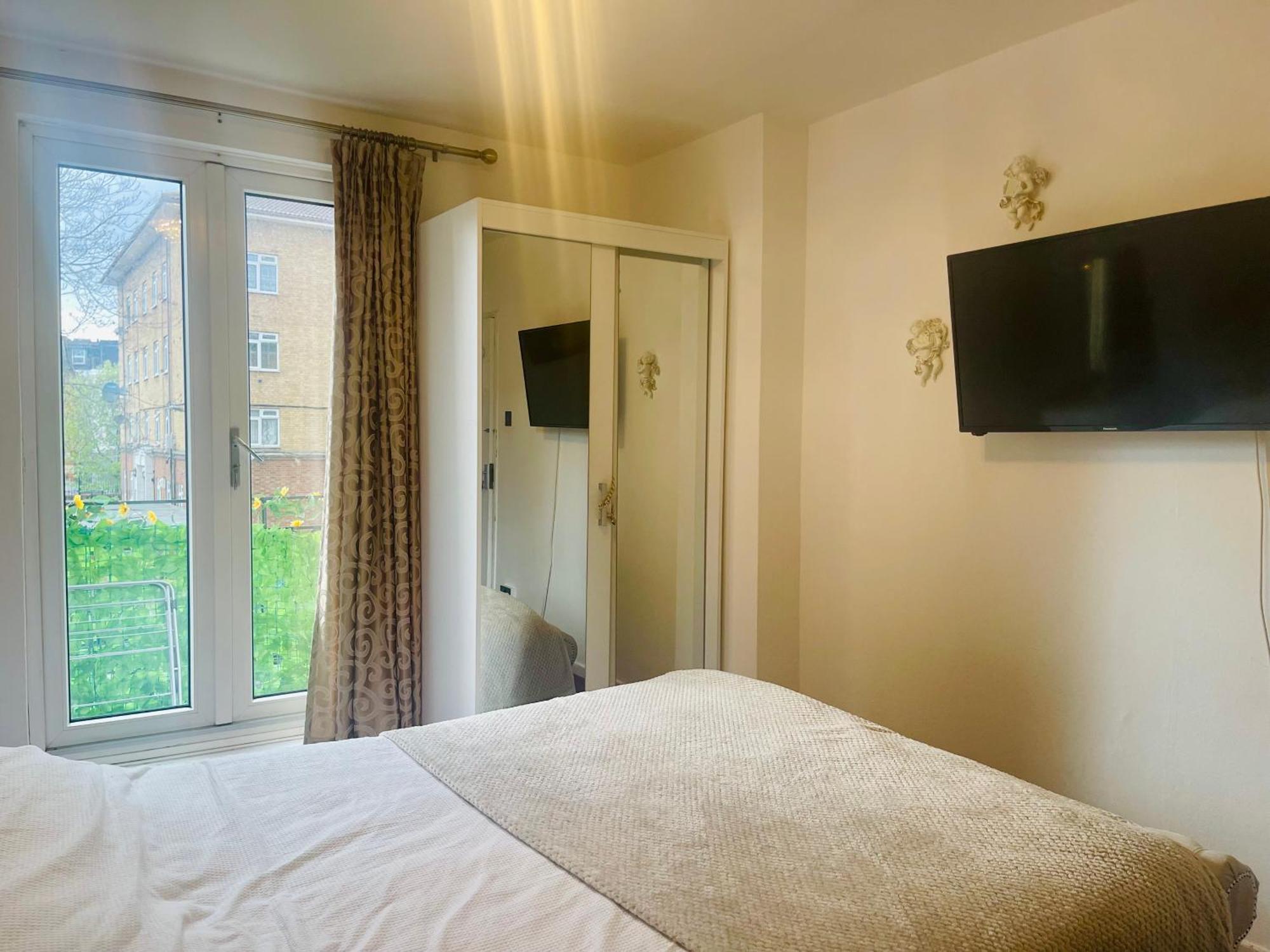 Room With King Size Bed And Shared Kitchen レインズ・パーク エクステリア 写真